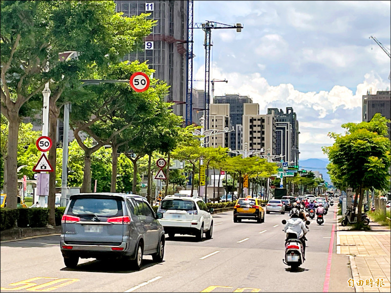 桃園春日路因前總統蔣介石過世快速打通，50年來未完成徵收程序，被地主戲稱是蔣公路。（記者謝武雄攝）