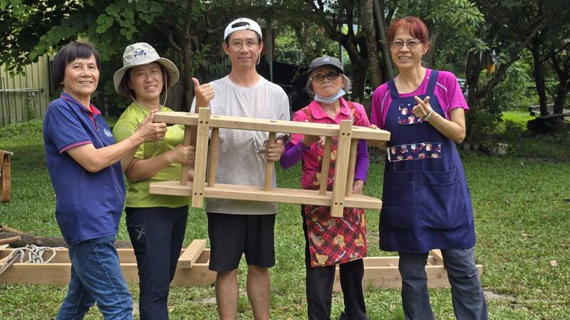 學員分組製作複刻版木馬。（記者王榮祥翻攝）