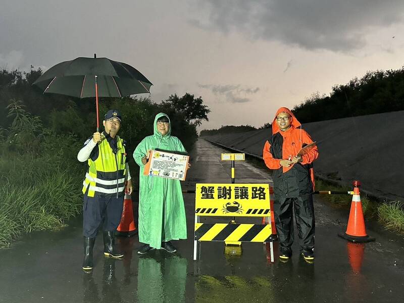 台江處21日啟動護蟹交管，剛好遇到台南下大雨。（圖由保七總隊第七大隊提供）