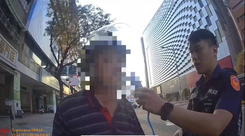 謝姓男子於前一晚喝3瓶啤酒未代謝完,隔天騎機車外出遇警吹測超標上銬。(民眾提供) 謝姓男子於前一晚喝3瓶啤酒未代謝完,隔天騎機車外出遇警吹測超標上銬。(民眾提供)
