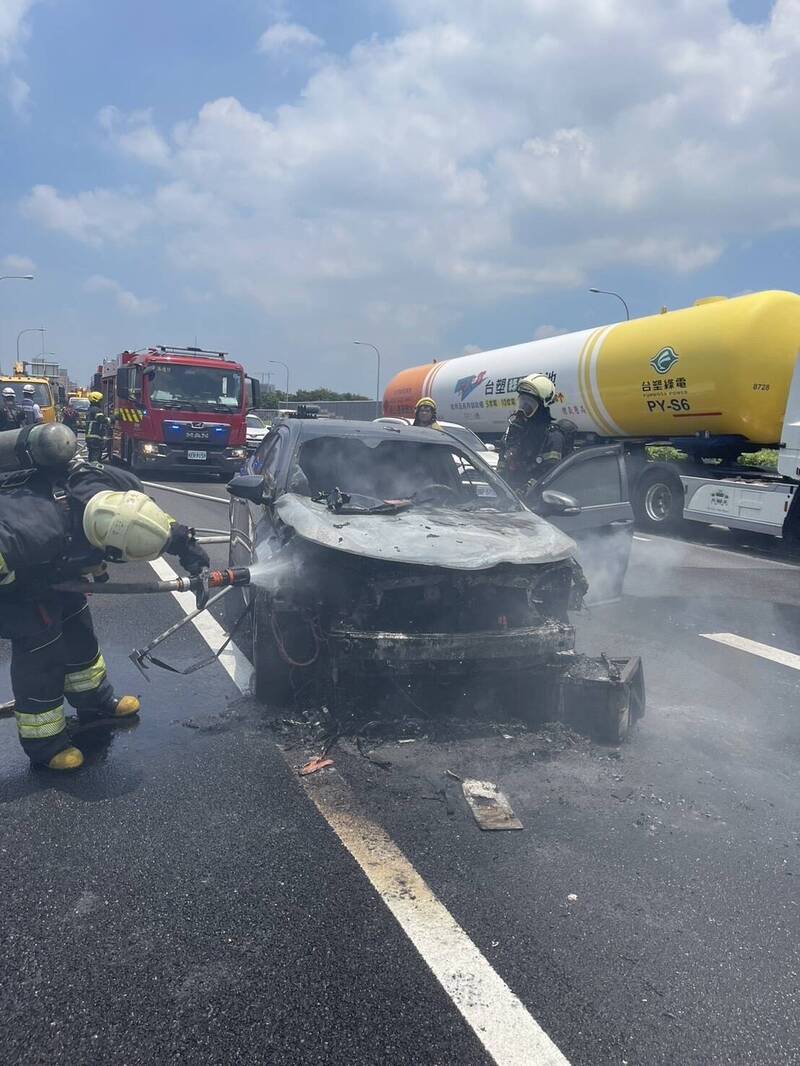 轎車撞擊鐵桶掉落物後起火燃燒，所幸無人受傷。（民眾提供）