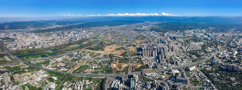 新竹縣市聯通道路空拍照，包含高速公路、慈雲路、東科路等道路。（市府提供）