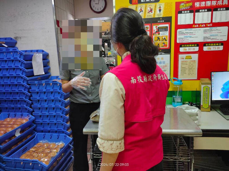 南投縣衛生局到麥當勞南崗店稽查。(南投縣衛生局提供) 南投縣衛生局到麥當勞南崗店稽查。(南投縣衛生局提供)