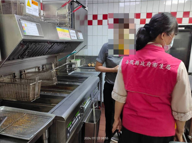 南投縣衛生局人員對麥當勞南崗店作業區一一稽查。(南投縣衛生局提供) 南投縣衛生局人員對麥當勞南崗店作業區一一稽查。(南投縣衛生局提供)