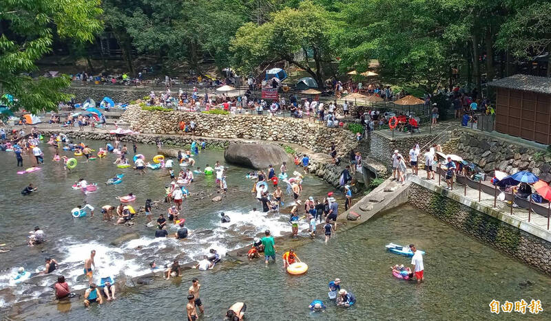 入夏高溫民眾夯上山避暑，桃園市復興區宇內溪戲水區單日最高湧入4200人次。（記者李容萍攝）