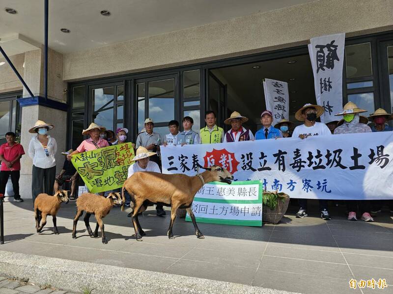 反對在八卦山聖山蓋土石堆置場，彰化鄉親帶著羊與農作物抗爭到底。（記者劉曉欣攝）