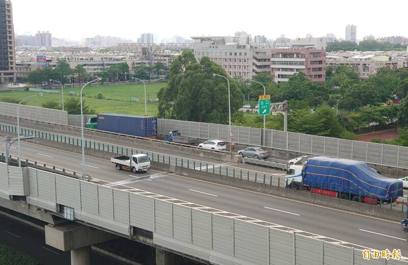 台88線快速公路鳳山交流道拓寬雙車道明年10月底完工。（記者陳文嬋攝）