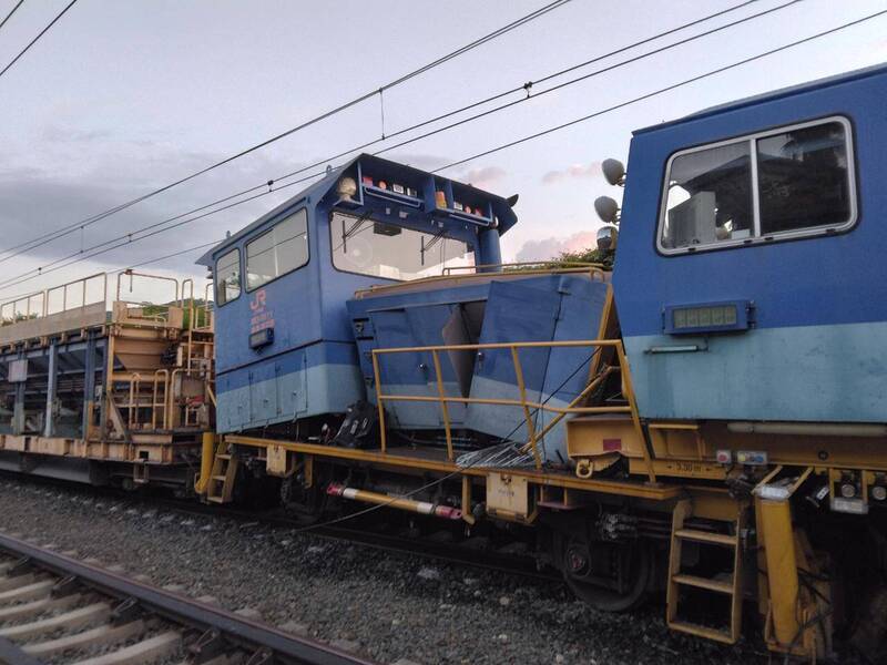 日本JR東海2列用於維護鐵軌的專用工程列車凌晨發生碰撞，導致列車脫軌。（圖擷取自社群媒體「X」）