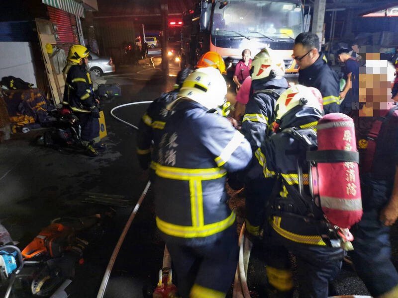 里港鄉一處民宅今天凌晨發生火警消防人員趕往搶救。（Ifan屏東縣消防局提供）