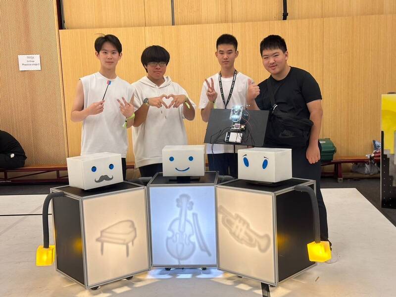 台灣Conductor隊奪下RoboCup Junior Super Team第一名及Junior_OnStage Best stage Performance 最佳機器人舞台表現（該賽項最大獎），表現非常優異。（台灣代表隊提供）