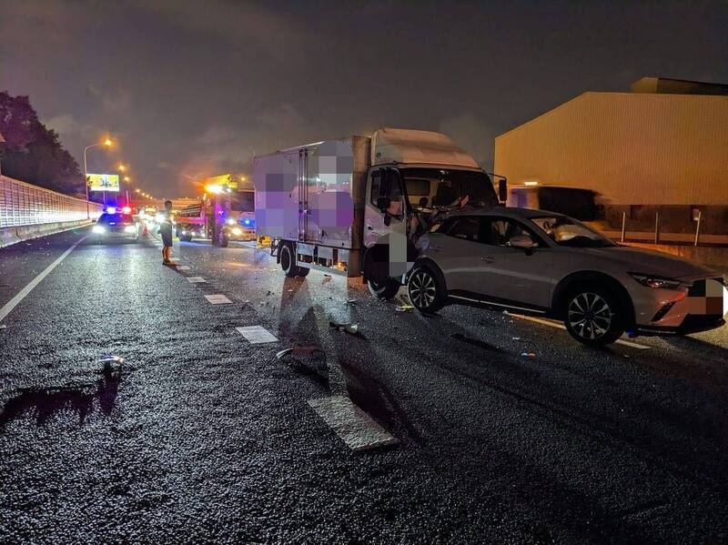 國道1號台中大雅段大貨車追撞轎車。（記者張軒哲翻攝）