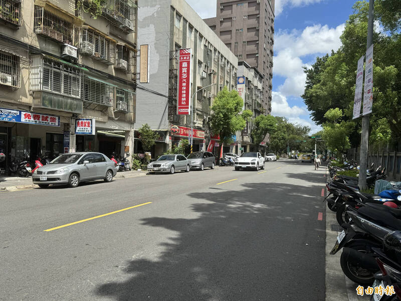 永和區永貞路（仁愛路至中山路一段之間）周邊停車情形。（記者董冠怡攝）