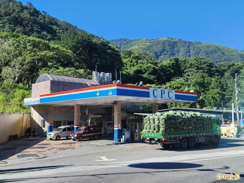仁愛鄉南豐村台14線71K旁加油站,921災後4度遭土石流淹沒,現在業者、員工則是聞颱風色變。(記者佟振國攝) 仁愛鄉南豐村台14線71K旁加油站,921災後4度遭土石流淹沒,現在業者、員工則是聞颱風色變。(記者佟振國攝)