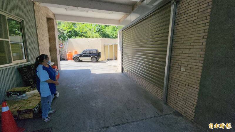 20多年來4度遭土石流淹沒的仁愛鄉南豐村加油站,重要辦公室已設置防水鐵捲門,員工加強防颱測試。(記者佟振國攝) 20多年來4度遭土石流淹沒的仁愛鄉南豐村加油站,重要辦公室已設置防水鐵捲門,員工加強防颱測試。(記者佟振國攝)