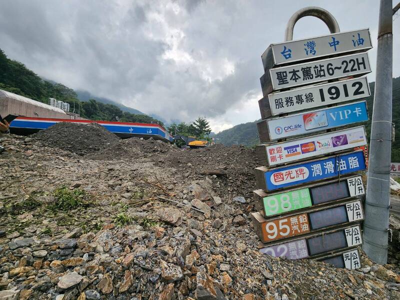 仁愛鄉南豐村台14線71K旁加油站,921災後至今4度遭土石流淹沒,去年8月卡努風災受創嚴重,被網友封為「全國最悲情」加油站。(資料照) 仁愛鄉南豐村台14線71K旁加油站,921災後至今4度遭土石流淹沒,去年8月卡努風災受創嚴重,被網友封為「全國最悲情」加油站。(資料照)