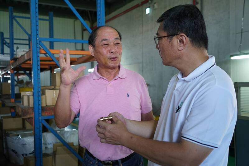 胡伯服（左）獲選為今年鹿港鎮的模範父親，鹿港鎮長許志宏肯定其創業精神。（鹿港鎮公所提供）