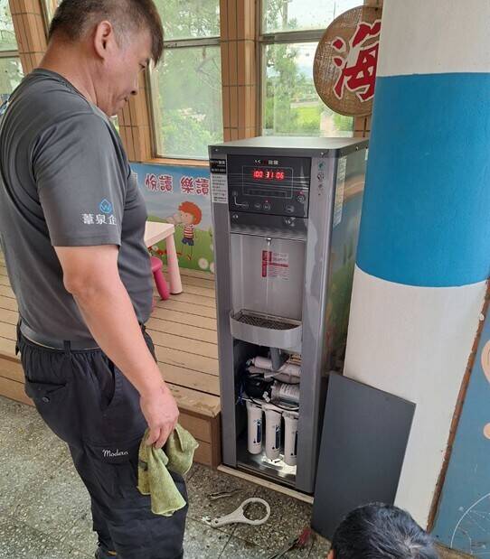 針對學校飲水機，教育局要求廠商定期更換濾心。（教育局提供）