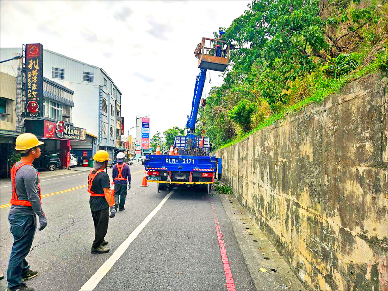 為因應颱風來襲，台東分署清理了四處土石堆積處，正氣北路一帶進行林木修剪，以防颱風災害。（林保署台東分署提供）