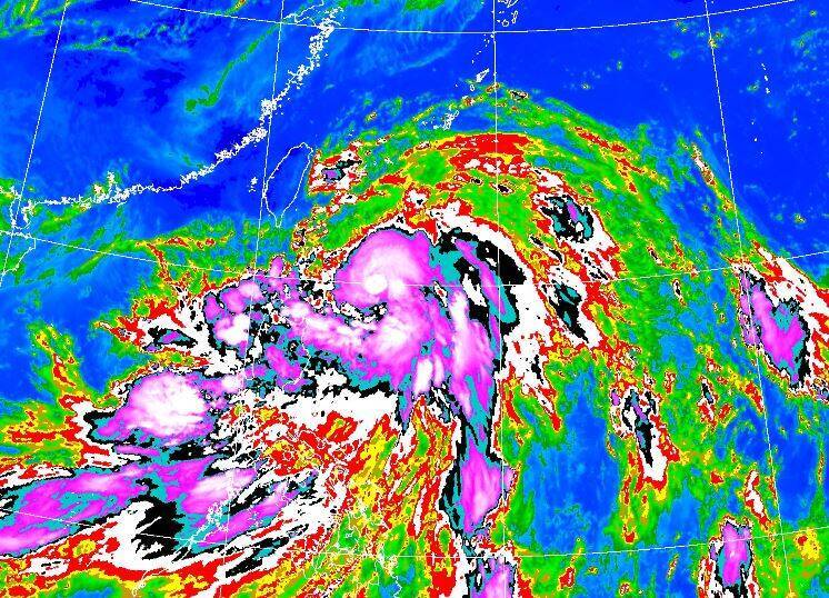 中颱「凱米」在菲律賓東方海面,向北北西前進,持續增強、擴大,在最接近台灣時、強度將達巔峰。(圖擷自中央氣象局) 中颱「凱米」在菲律賓東方海面,向北北西前進,持續增強、擴大,在最接近台灣時、強度將達巔峰。(圖擷自中央氣象局)