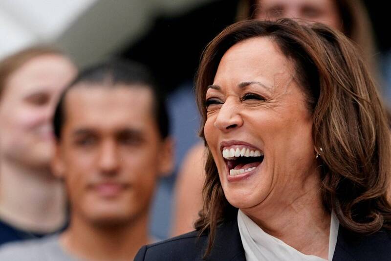 美國副總統賀錦麗（Kamala Harris）在拜登總統宣布退出2024年總統選舉後，於7月22日在白宮南草坪首次公開亮相，向全國大學體育協會（NCAA）男女冠軍隊伍發表講話，笑容滿面。（路透）