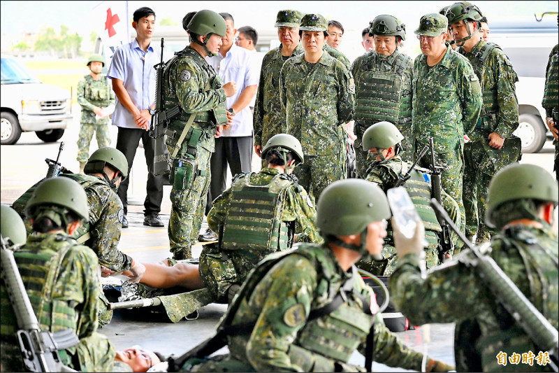 賴清德總統昨視察空軍第五聯隊操演傷患檢傷、分類及後送作業，國防部長顧立雄等人陪同。（記者塗建榮攝）