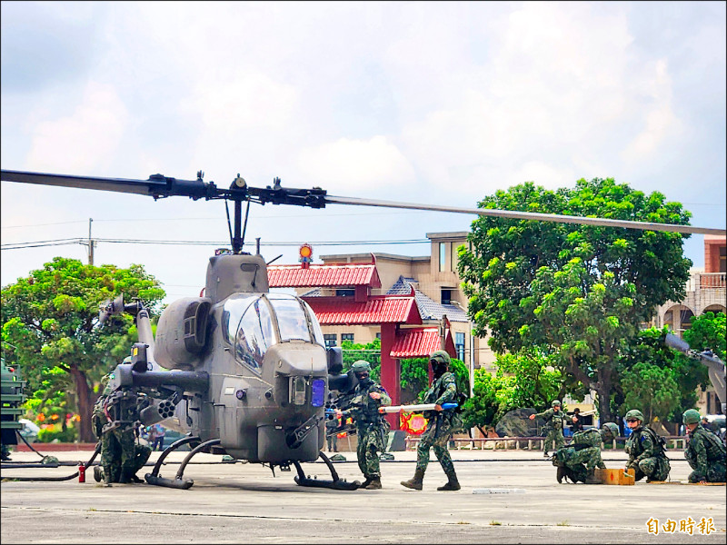 AH-1W超級眼鏡蛇直升機,昨降落麻豆海埔池王府前廣場操演油彈運補。(記者王涵平攝) AH-1W超級眼鏡蛇直升機,昨降落麻豆海埔池王府前廣場操演油彈運補。(記者王涵平攝)