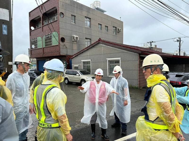 林欽榮隨同工務局新工處團隊，前往彌陀區視察舊港橋改建工程工區防汛作為。（記者王榮祥翻攝）