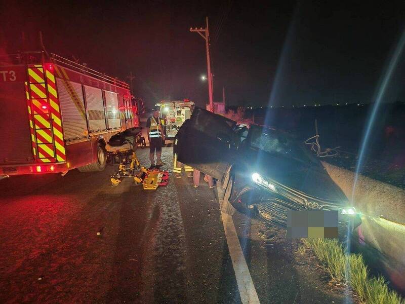 嘉義凌晨男子酒後開車撞水泥護欄 乘客死亡、駕駛無傷 - 社會 - 自由時報電子報