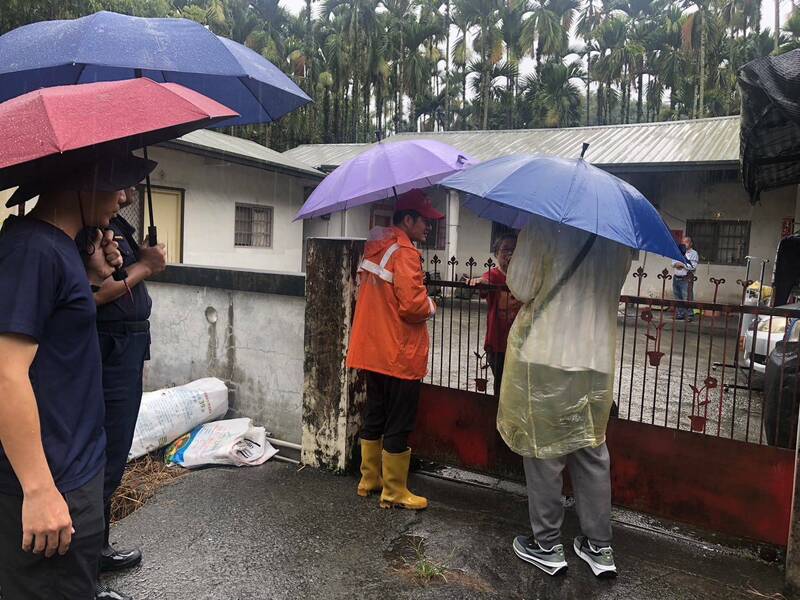 凱米颱風來襲，南投山區風雨增強，信義鄉公所派員前往高風險地區撤離居民。（信義鄉公所提供）