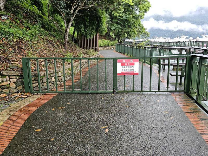 凱米颱風的風雨逐漸增強，日月潭全面封閉環潭步道，以免遊客因強風樹倒發生危險。（日管處提供）