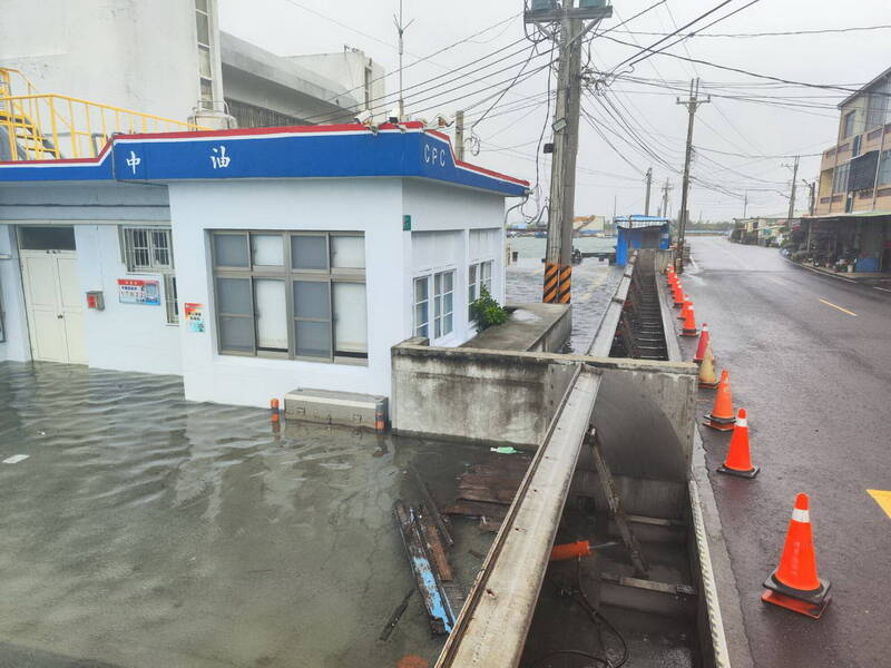 新建的倒伏式水閘門發揮功效，南市青鯤鯓這次安然度過天文大潮。（南市水利局提供）