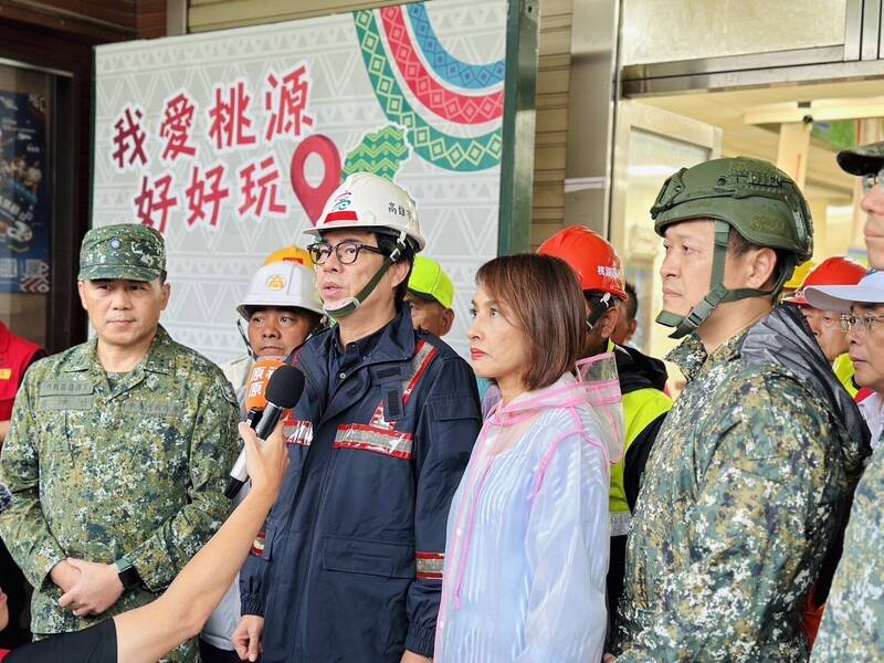 高雄風雨增強，106條土石流潛勢溪流達黃色警戒，先行撤離2610人。（市府提供）