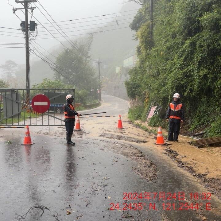 颱風為梨山台8線路段帶來泥流。（谷關工務段提供）