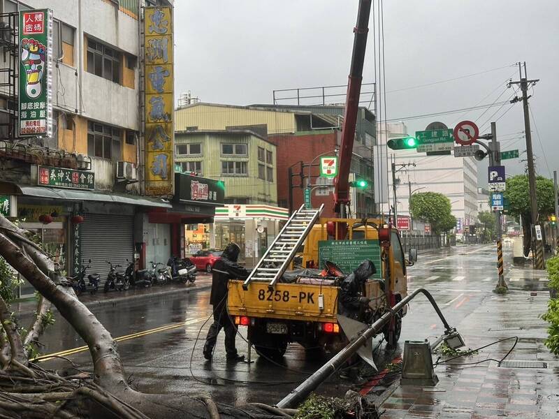 強颱凱米發威 汐止中興路、工建路口路樹、路燈被吹倒