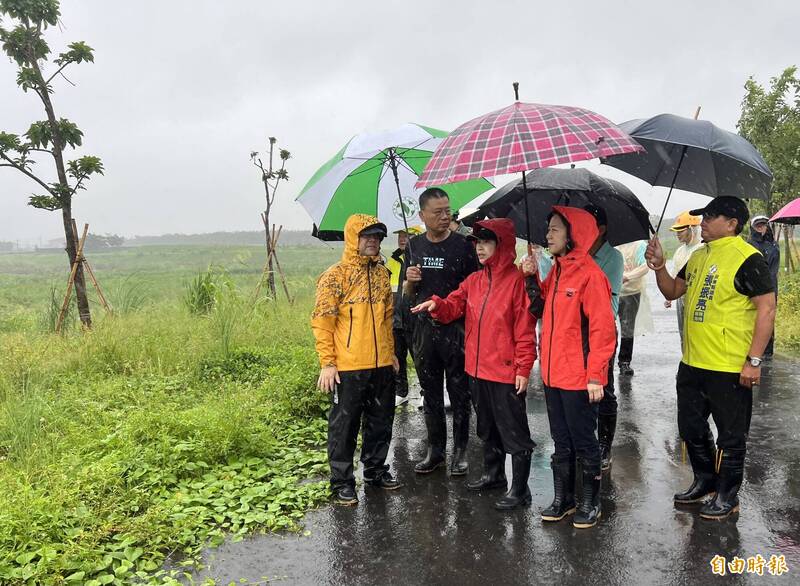 屏東縣長周春米今天視察各地。（記者羅欣貞攝）