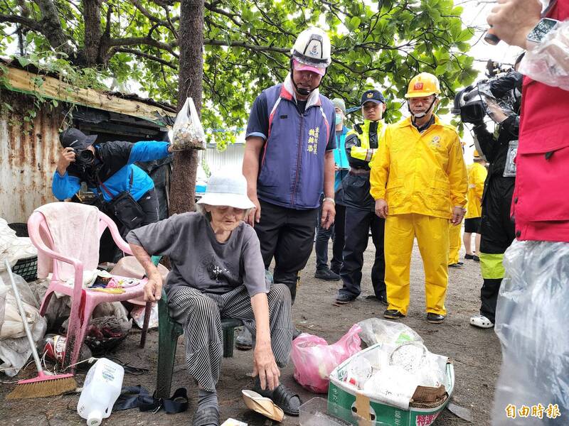 88歲住在榮光社區的老阿嬤，捨不得自己整理中的回收物，鄉長游淑貞前往勸離。（記者花孟璟攝）