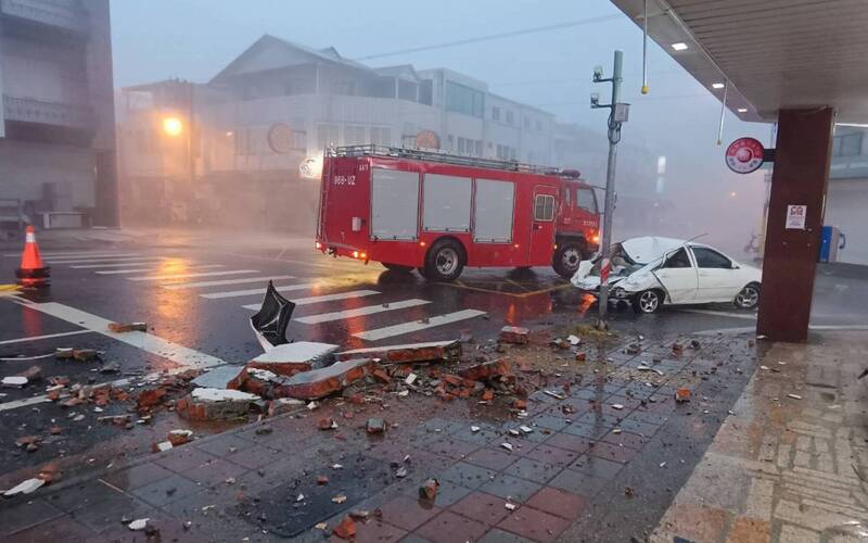 花蓮市區出現屋頂女兒牆自六樓遭強風吹落，砸死自小客車內乘客憾事。（花蓮縣消防局提供）