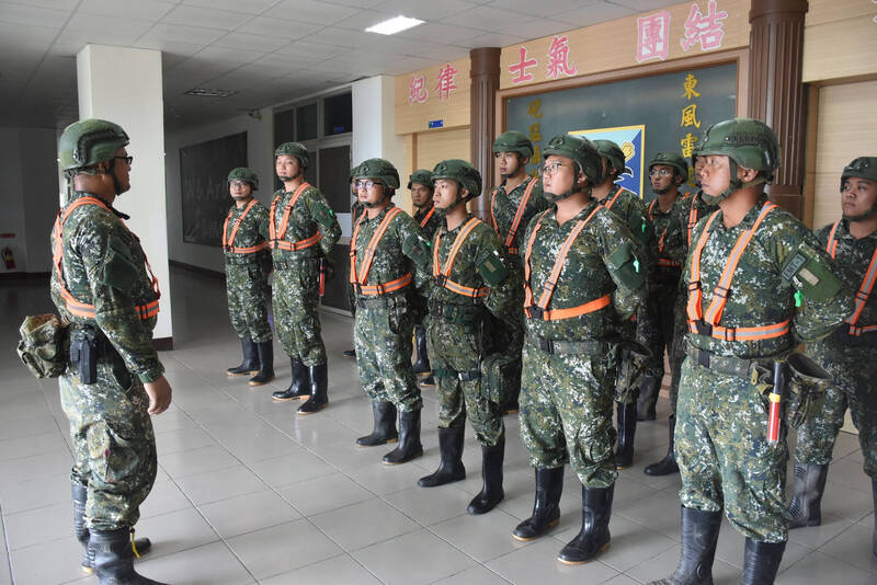 軍方於多處山區放置物資或協助村民撤離。（東指部提供）