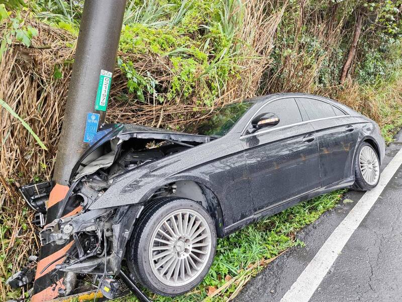 桃園市平鎮區南平路今午2點多，58歲謝姓男子駕駛轎車自撞路邊電桿，車頭全毀。（平鎮警分局提供）