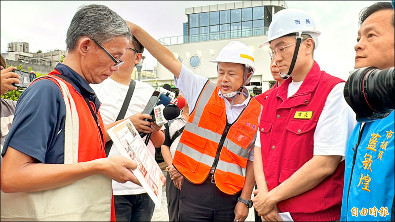 面臨罷免危機的基隆市長謝國樑，昨天視察東四碼頭抽水站整備作業。（記者盧賢秀攝）