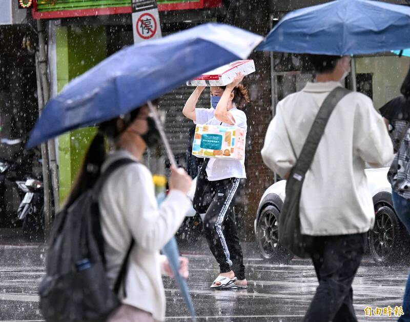 氣象署提醒，中南部地區到明日一整天仍持續有強降雨，外出請注意自身安全。（資料照）