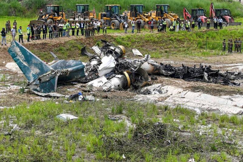 尼泊爾紹里亞航空一架客機起飛不久後墜毀，機上19人僅1名機師倖存。（法新社）