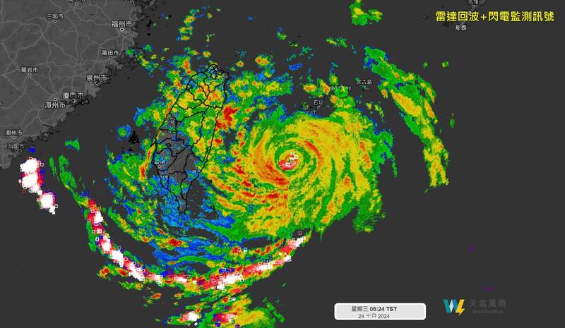 「天氣風險 WeatherRisk」表示，目前颱風強度已經來到中度颱風的上緣，目前預測宜蘭至花蓮間仍是最可能的颱風登陸點，預估颱風在接下來會稍稍放慢腳步，甚至不排除在登陸前出現打轉的現象，延長對台灣的影響時間。（圖擷自臉書）