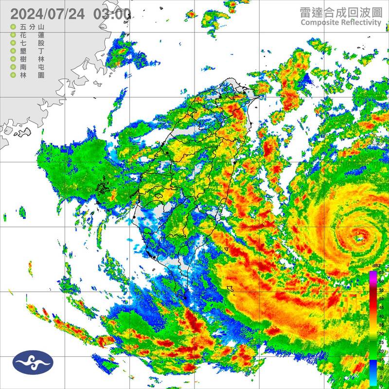 「台灣颱風論壇｜天氣特急」於今晨3點半左右發文指出，凱米颱風已增強接近中颱上限，暴風圈稍早也擴大至250公里，並指凱米過去3小時較預期偏西移動，目前暴風圈已「提早」接觸東半部陸地。（圖擷自臉書）