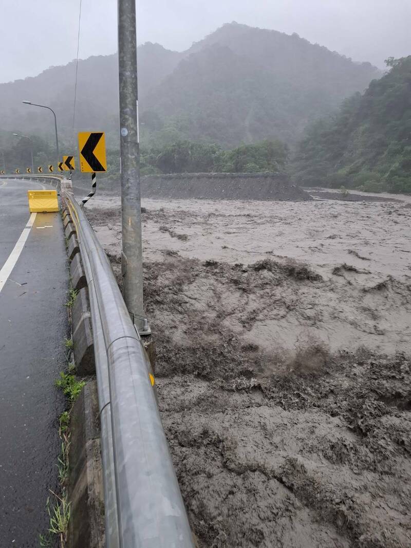 凱米颱風帶來暴雨，高雄荖濃溪水位持續暴漲。（高市原民會提供）