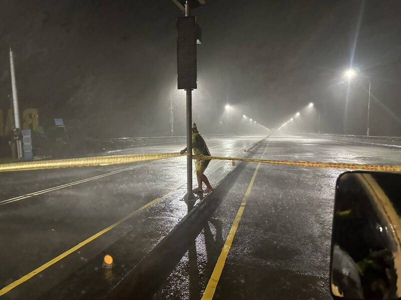 因旗山溪上游豪大雨不斷，水位高漲已達行動值，新旗尾橋（台3線406k+830）今天凌晨4點半已預警性封閉。（公路局高雄工務段提供）