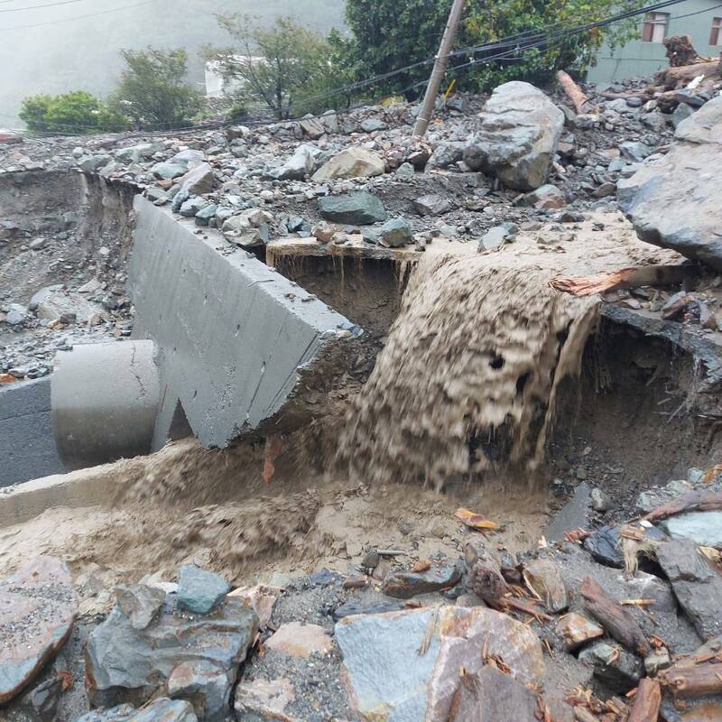 凱米颱風帶來暴雨，南投信義鄉東埔聯外道投95線又爆土石流，導致東埔交通中斷淪為「孤島」。（民眾提供）