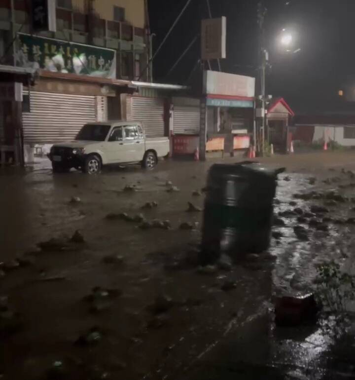 宜蘭大同南山部落街道水流成河，大型貯水鐵桶水上漂。（圖擷取自「記者爆料網」）