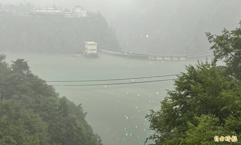 德基水庫集水區風雨交加，蓄水率破九成。（記者張軒哲攝）