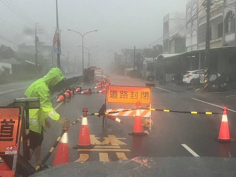 台17線東港大鵬灣段積水嚴重道路封閉。（交通部公路局提供）